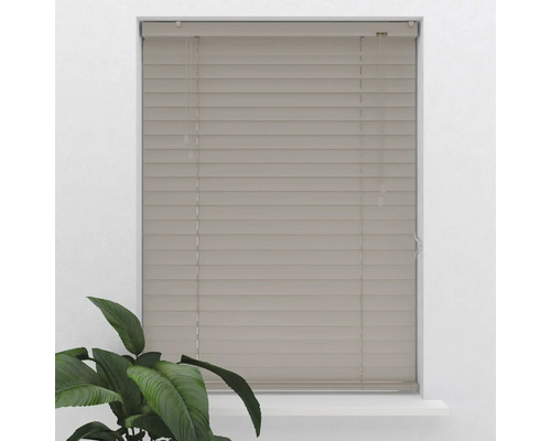 Gesloten houten jaloezie voor een raam