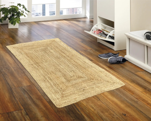 Hal met vloerkleed, schoenenkast en decoratie