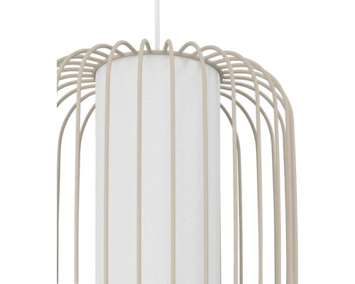 Detailopname van een hanglamp met lampenkap en decoratief metalen frame