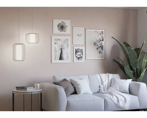 Woonkamer met bank, bijzettafel, hanglampen en wanddecoraties