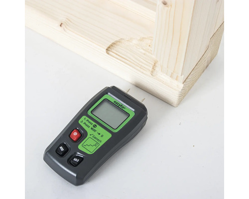 Vochtmeter naast houten frame
