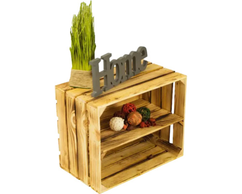 Decoratieve houten krattenkast met kamerplant en woondecoratie