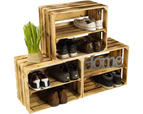 Schoenenrek van houten kisten met schoenen en decoratie