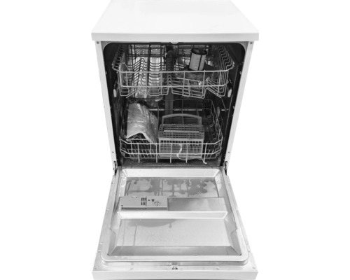 Geopende vaatwasser met vaatwaskorven