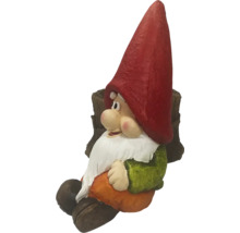 Decoratief tuinbeeld tuinkabouter met boomstronk als plantenbak