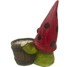 Tuinkabouterbeeldje met emmer decoratie