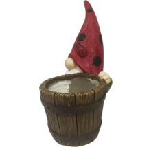 Tuinkabouter met plantenbak in de vorm van een houten vat