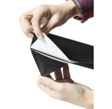 Persoon verwijdert beschermfolie van zelfklevende folie