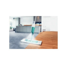 Spraymop in gebruik op laminaat en stenen vloer in een keuken.