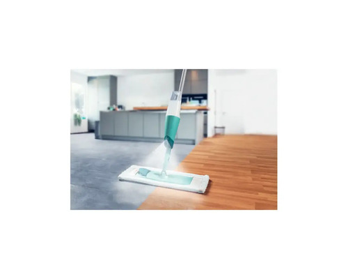 Spraymop in gebruik op laminaat en stenen vloer in een keuken.