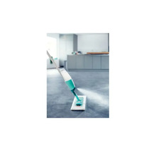 Spraymop in gebruik op een vloer.