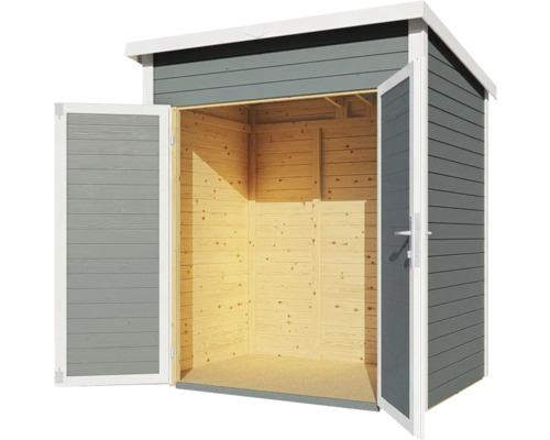 Geopende grijze houten tuinschuur voor de opslag van tuingereedschap