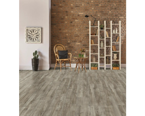 Interieur met vinylvloer in houtlook, stoel, tafel, rek en decoratiespullen voor een bakstenen muur