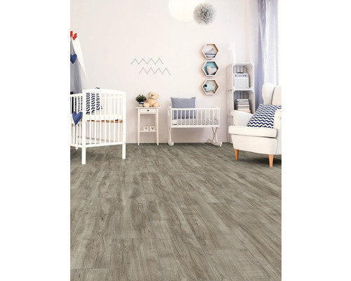 Babykamer met houten vloer