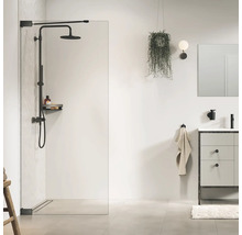 Moderne badkamer met inloopdouche, wastafel en spiegel