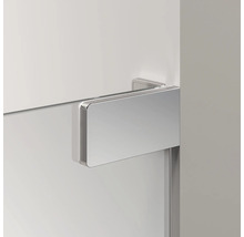 Detailopname van een metalen douchedeurscharnier op een glazen douche