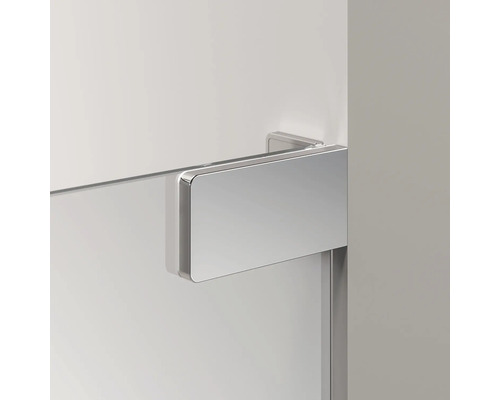 Detailopname van een metalen douchedeurscharnier op een glazen douche