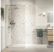 Badkamer met douche, wastafel en handdoekhouder
