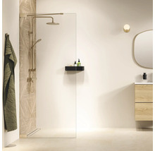 Badkamer met douchewand, douchearmatuur, plank, spiegel, wastafelonderkast en handdoek.