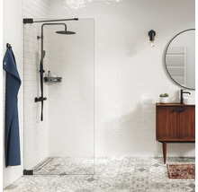 Badkamer met douche, wastafel en spiegel