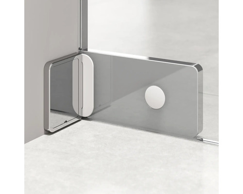 Detailweergave van een douchecabinebevestiging met stabilisatiearm