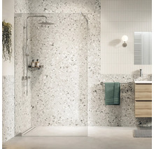 Moderne badkamer met inloopdouche, wastafel en wand met patroon