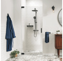 Lichte badkamer met douche, handdoek en badjas