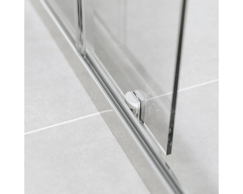 Detailopname van een douchecabine met glas en beslag