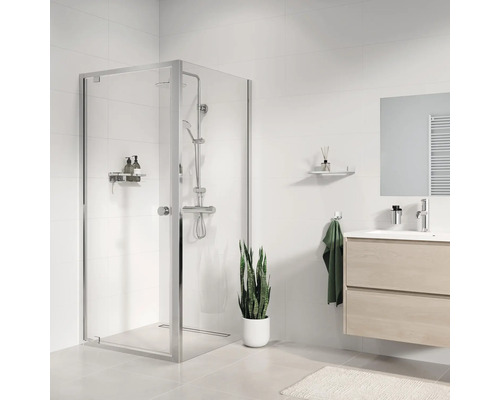 Badkamer met douchecabine, wastafel en spiegel