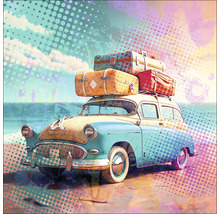 Een auto met bagage op het dak op een strand.