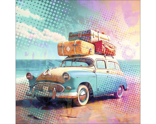 Een auto met bagage op het dak op een strand.