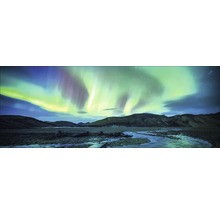 Panoramische opname van het noorderlicht boven een berglandschap met rivier