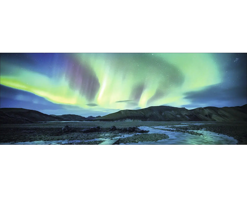 Panoramische opname van het noorderlicht boven een berglandschap met rivier