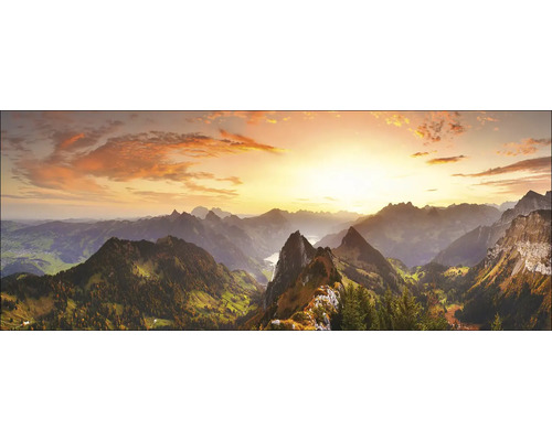 Panoramisch uitzicht op bergen met vallei en zonsopgang