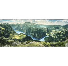 Panorama van een berglandschap met een meer en beboste heuvels