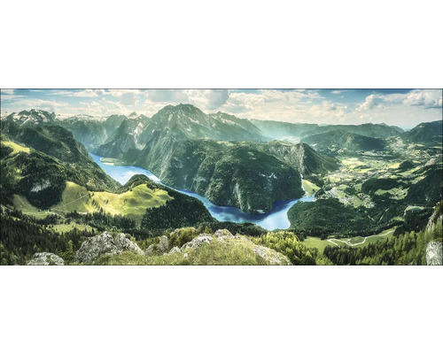 Panorama van een berglandschap met een meer en beboste heuvels