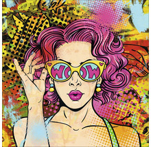 Pop-art muurschildering met vrouw en Wow-bril