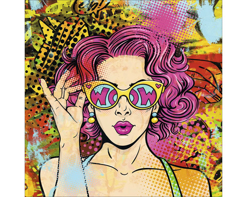 Pop-art muurschildering met vrouw en Wow-bril