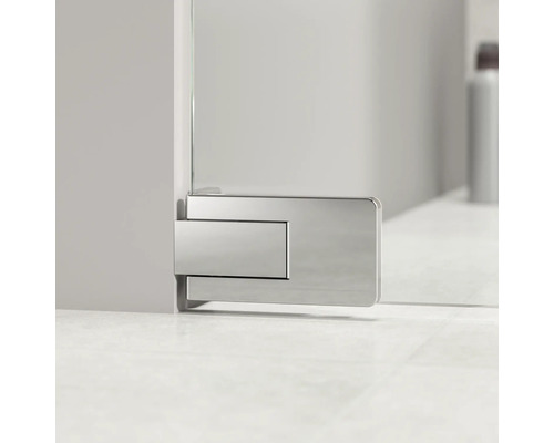 Detailweergave van een metalen douchebeslag op een glazen douche.