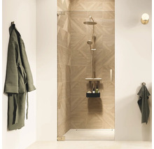 Badkamer met douche, douchearmatuur en glazen douchescherm