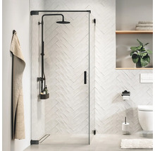 Moderne badkamer met glazen douche, handdoek en toilet