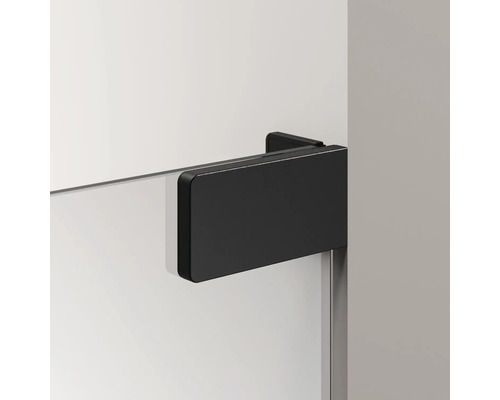 Detailopname van een zwarte fitting op een douchecabine