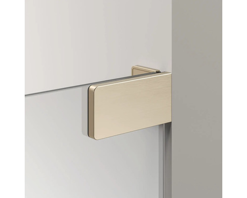 Detailopname van een glazen douche met beslag