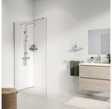 Moderne badkamer met douche, wastafel en spiegel