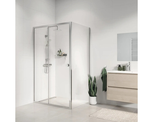 Badkamer met douchecabine, wastafel en spiegel