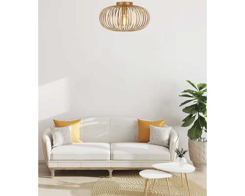 Woonkamer met bank, tafel en gouden plafondlamp in modern design