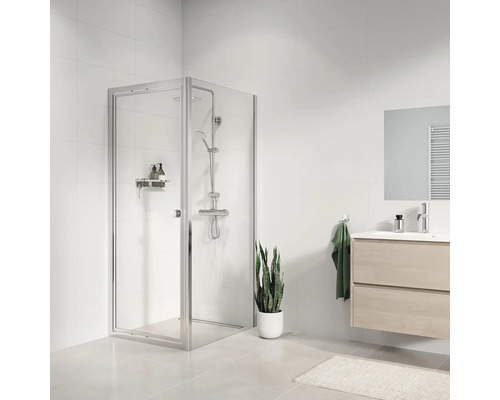 Lichte badkamer met douchecabine, wastafel en spiegel