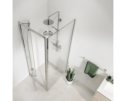 Douchecabine met regendouche, handdouche en handdoekhouder in een lichte badkamer.