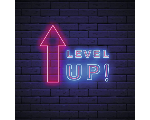 Neonreclame met pijl omhoog en de tekst Level Up tegen een bakstenen muur