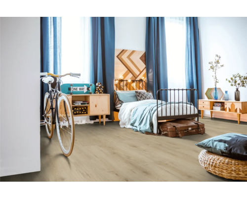 Moderne slaapkamer met laminaatvloer, bed, commodes en decoratieve elementen